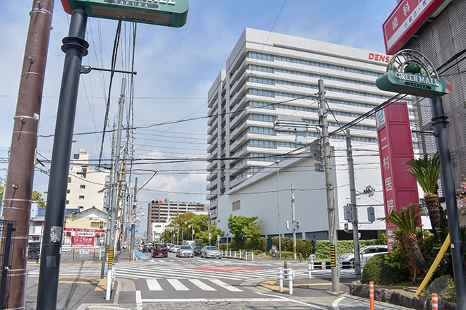 アクセス③　そのまま道なりにお進みいただき、51号線も越えていただき、神明町の交差点を超えてすぐ左手に当店サロン（白とグレーの2階建て・目の前駐車場6台）がございます。